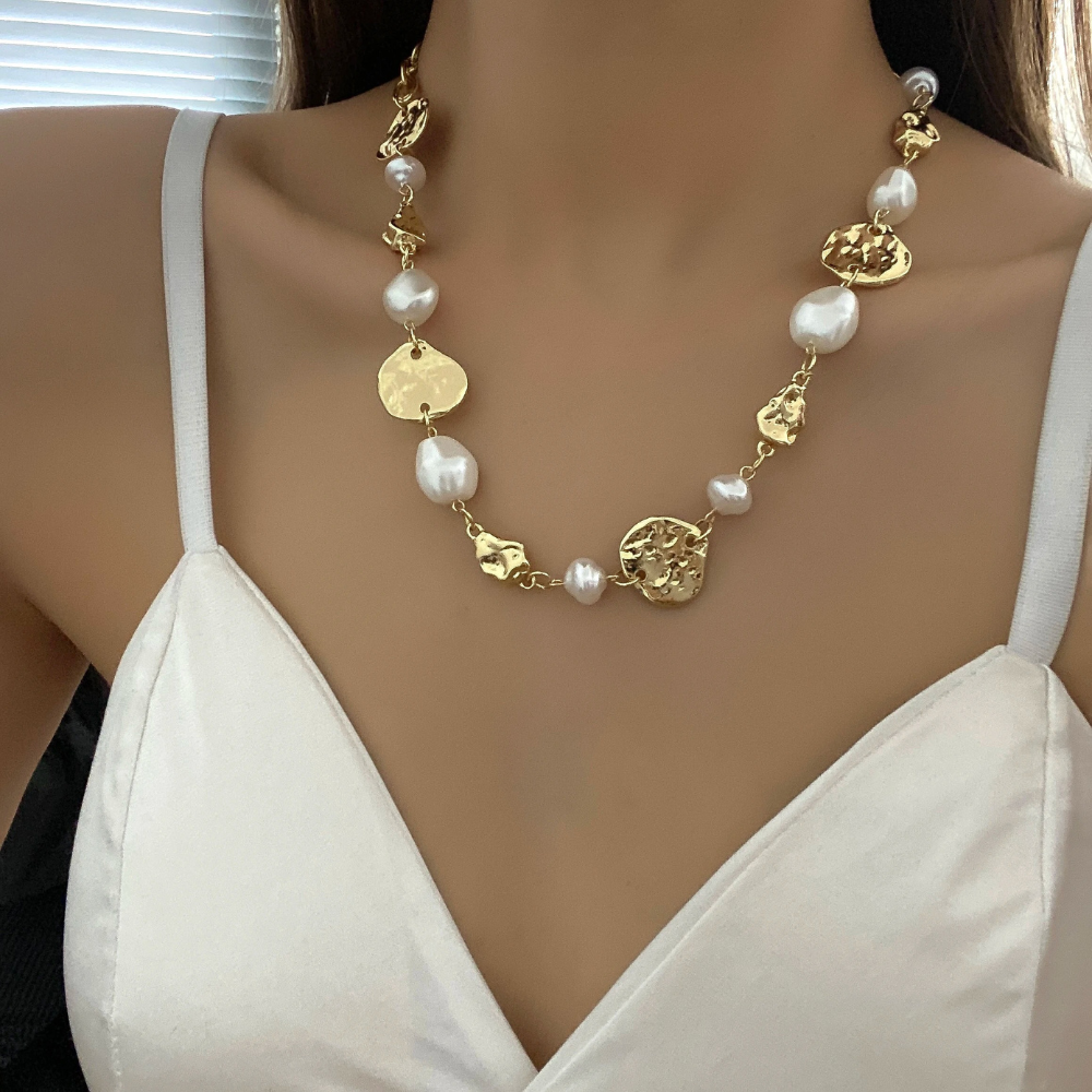 Chic Collarbone Gold Chain Necklace with Metal and Pearl Accents